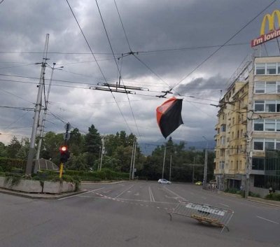 Палатка от протеста кацна на тролейбусните жици след пороя