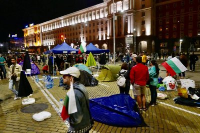 София осъмна блокирана, барикадите останаха