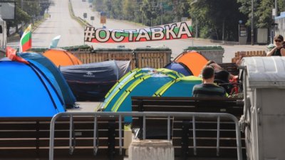 Блокирани остават трите възлови кръстовища в София