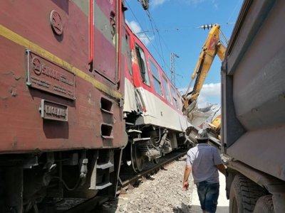 Багер удари локомотив на бърз влак от Варна за София