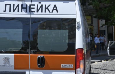 Шофьор без книжка се заби в дърво, моторист - в улично осветление 