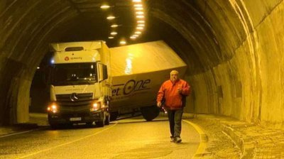 Турски ТИР не успя да мине под нисък мост в Пловдив