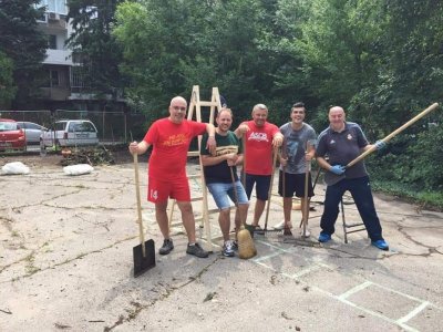 Благородно! Футболни фенове облагородяват градинки