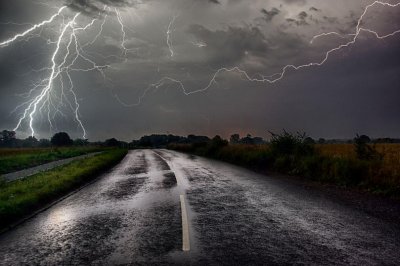 Дъжд, гръмотевици и градушки на запад, на изток - слънчево