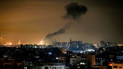 Израел удари с бомби и санкции Газа