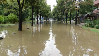 Западна България бедства под вода (СНИМКИ)