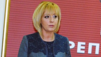 Манолова: Борисов е един умиращ от страх премиер 