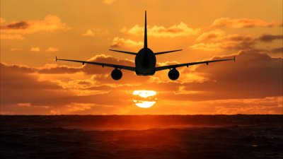 Пътуванията със самолет в света са се свили с 85%