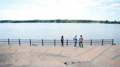 И Румъния издирва момчето, скочило в Дунав 