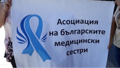 И медицински сестри опъват палатки пред Министерския съвет