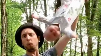Баща-идиот пусна видео как люлее бебето си за крака с главата надолу