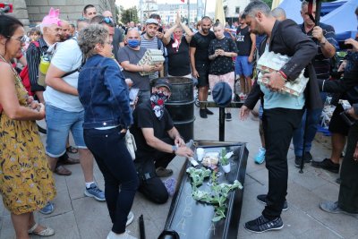 Бунтарите пак палят свещи върху ковчега на "Борисовата диктатура"