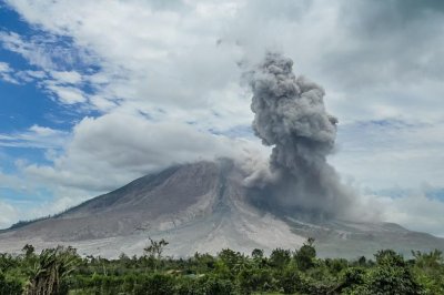 Вулканът Синабунг бълва лава на 1000 метра 