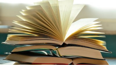 Благотворително: Перничани покриха площад с книги 