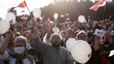 20 000 вече са на площада в Минск за протест срещу Лукашенко