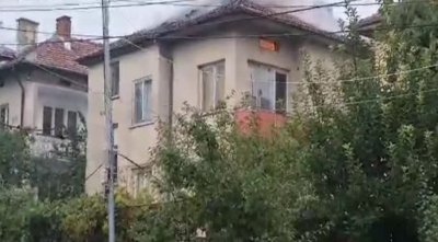 Първи щети от бурята: Мълния подпали къща в Мездра