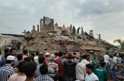 Срутила се сграда затрупа десетки в Индия