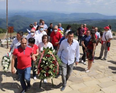 Нинова: Шипка е най-високият връх на българското достойнство