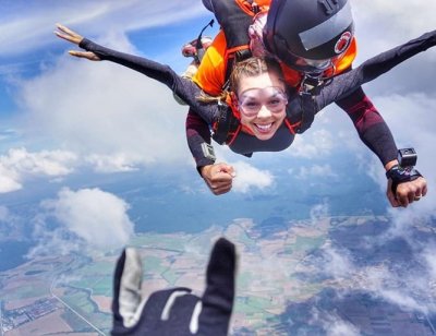 Маги Джанаварова скочи с парашут (Видео)
