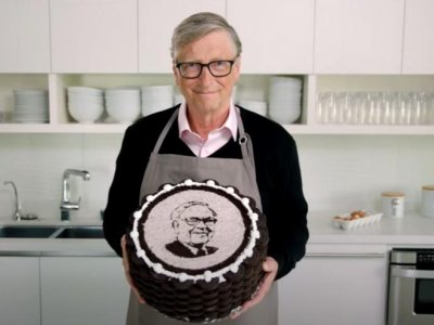Бил Гейтс сготви торта за 90-ия юбилей на Уорън Бъфет