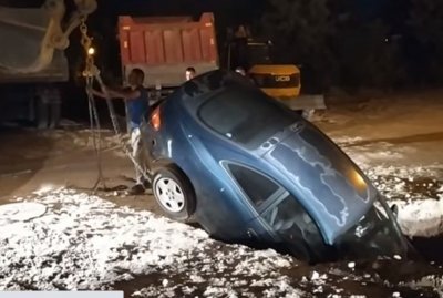 Изкоп засмука кола в Пловдив (ВИДЕО)