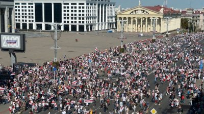 Стотици задържани на многохиляден протест в Беларус