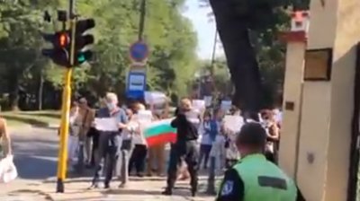 Радев се скри като мишок от 10 контрапротестъри (ВИДЕО)