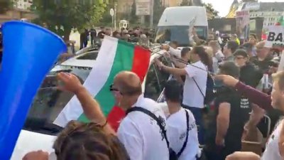 Протестът се опитва да разкъса полицейския кордон 