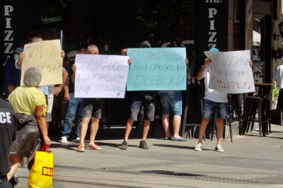 ШОК! Спипаха протестър с лък пред МС