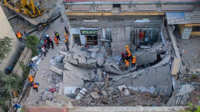 29 души загинаха при срутване на ресторант в Китай