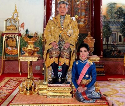 Кралят на Тайланд помилва официалната си компаньонка (СНИМКИ)