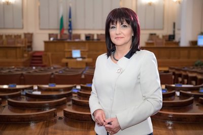 Караянчева към БСП: Хайде, направете си вътрешния вот с машини 