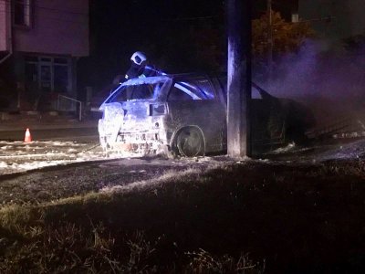 Извънредно! Кола с трима пътници избухна в Бургас (снимки 16+)