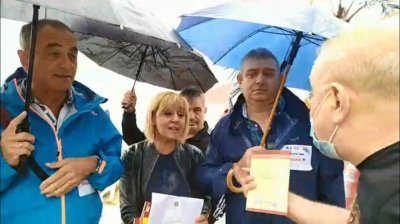 Хора на Марешки нападнаха Манолова с яйца 
