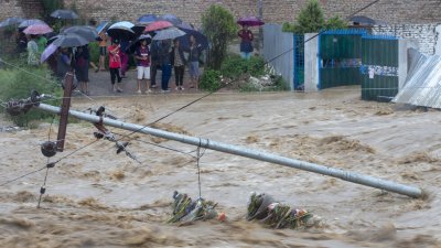 15 загинали след свлачища и наводнения в Непал