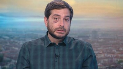Битият Димитър Кенаров: Крещях, че съм журналист, но полицаите ме ритаха с все сила