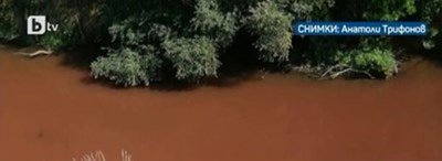 Река Осъм стана червена при град Левски