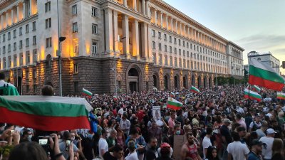Financial Times: Борисов под обстрел, българите губят търпение