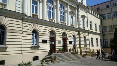 Бъдещите журналисти искат присъствени лекции