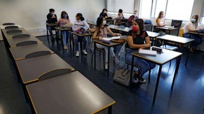 Учебни занятия в Италия се провеждат в църква поради липса на чинове