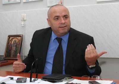 Радев освобождава посланика с бентлито?