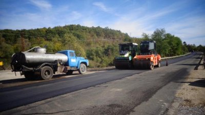 Властта налива 45 млн. за път до града на Лили Иванова