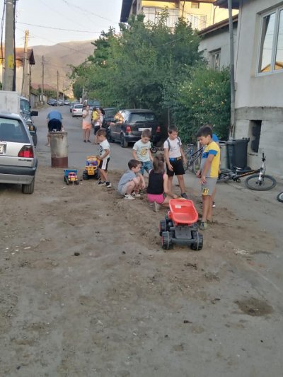 Браво! Деца "ремонтираха" улица след авария на ВИК