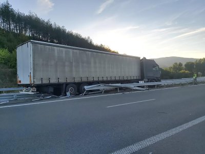 Два тира се удариха челно във Врачанско, виновният шофьор избяга 