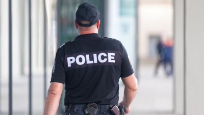 Арестуваха 16-годишен, изплюл се в лицето на полицай