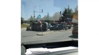 Коли се блъснаха челно в Търново, едната се преобърна зрелищно