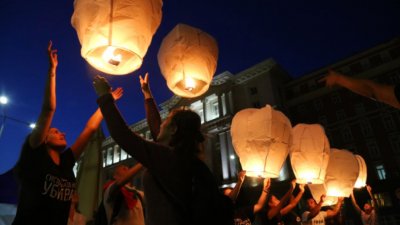 69-и ден на протест: Бели фенери полетяха над Министерския съвет