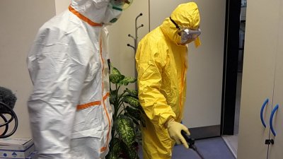 Внимание, нова схема: Крадци обират домове, маскирани със защитни костюми ала РЗИ