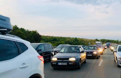 Първо в Lupa.bg: Чутовно задръстване затапи "Струма" към Гърция (СНИМКИ)