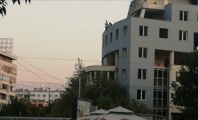 КРЕТЕНЧЕТА! Тийнове си правят селфита върху недостроена сграда